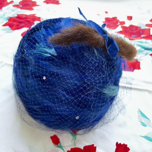 Vintage Accessories - Vintage hat w/ royal blue/turquoise feathers & netting